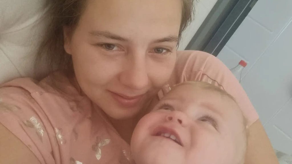 Sarafina Wollny posiert mit einem ihrer Zwillinge für ein Selfie.