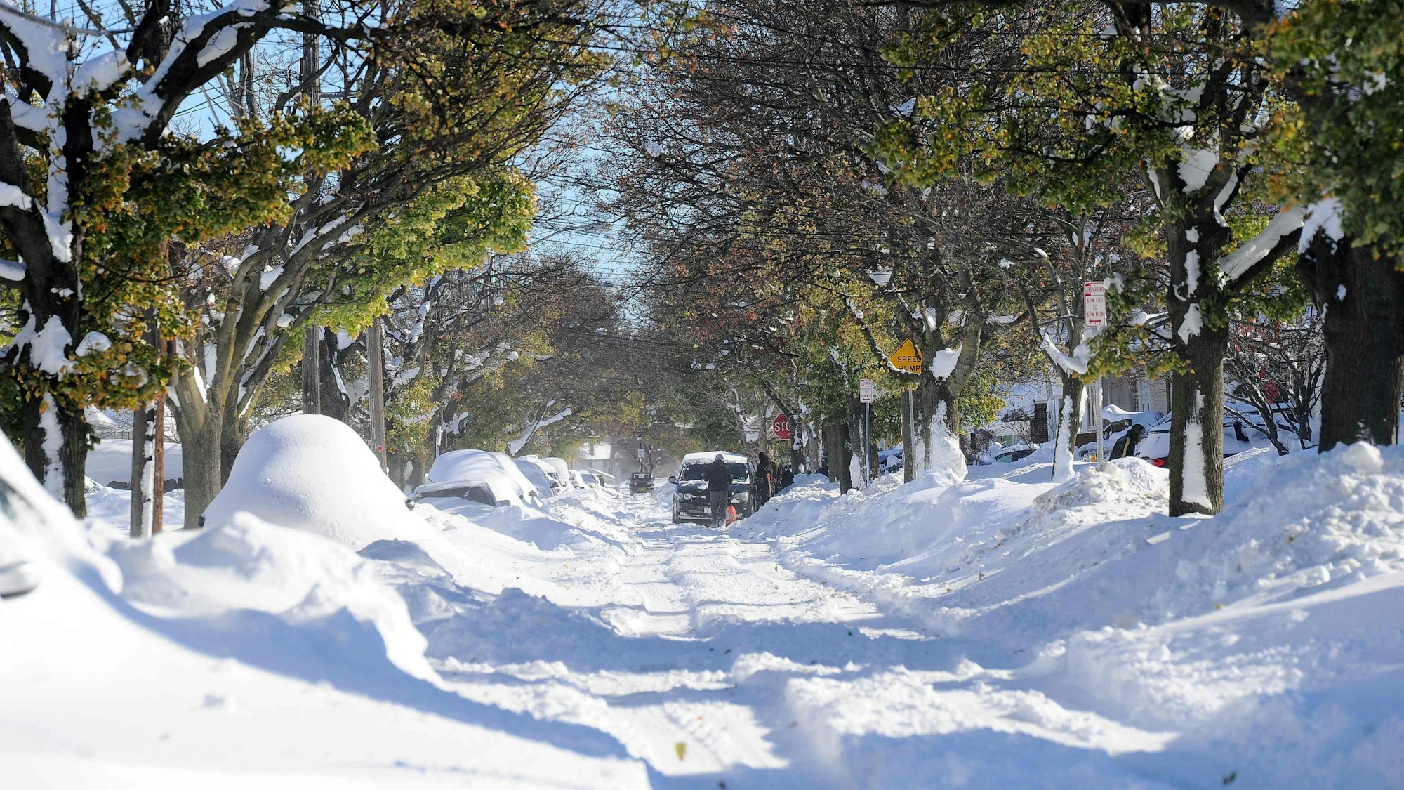 Autos bahnen sich ihren Weg durch die verschneiten Straßen in Buffalo, New York.