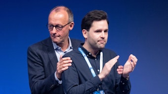 Friedrich Merz, Bundesvorsitzender der CDU, und Johannes Winkel, neugewählter Bundesvorsitzender der Jungen Union (JU) stehen gemeinsam auf der Bühne in Fulda.
