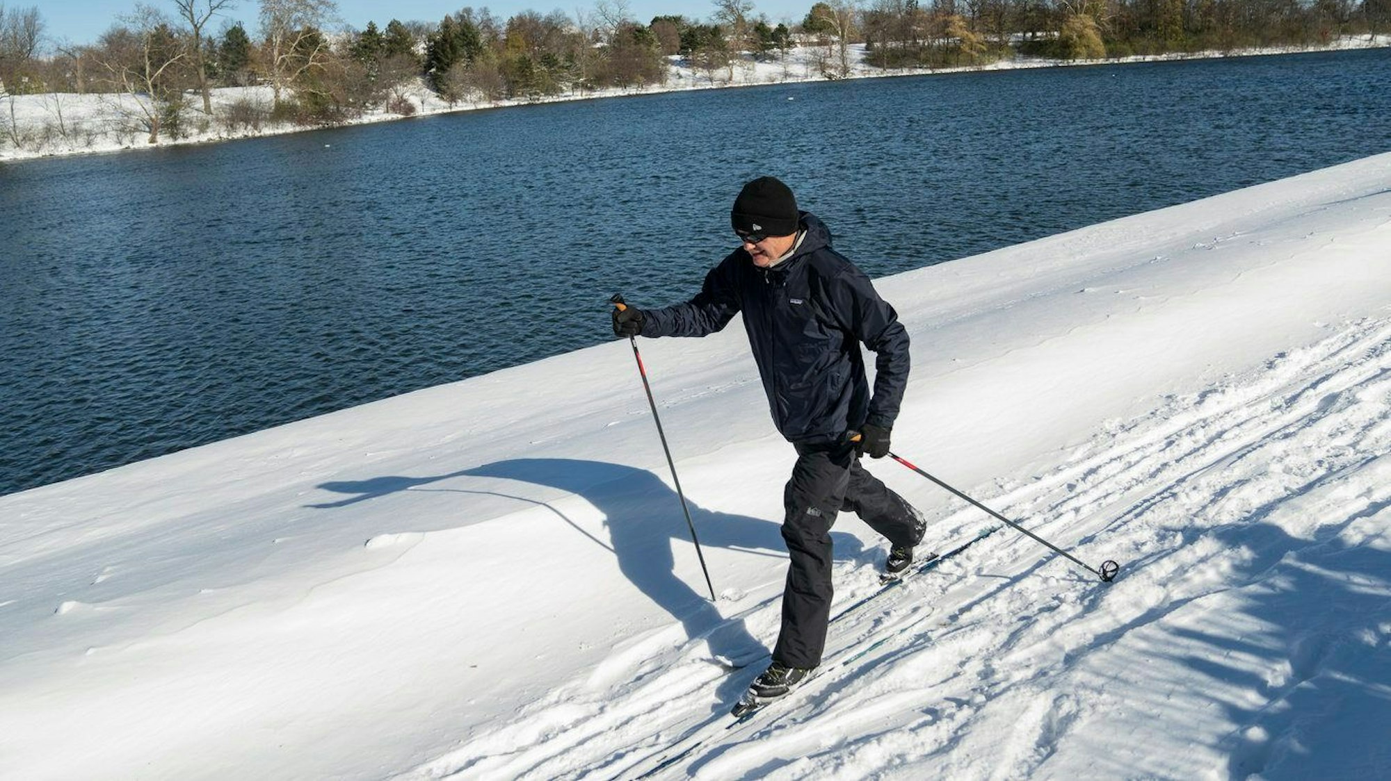 Ein Mann fährt auf dem Hoyt Lake in Buffalo, New York, Langlaufski.