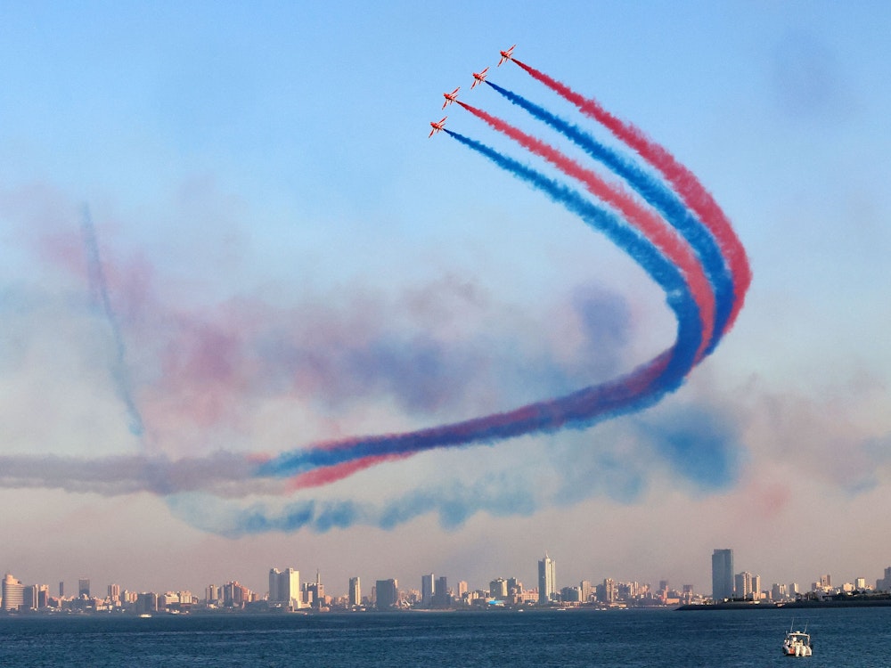 Die Kunstflugstaffel der britischen Royal Air Force (RAF), die „Red Arrows“, führt während einer Luftshow in Kuwait City Flugmanöver durch.