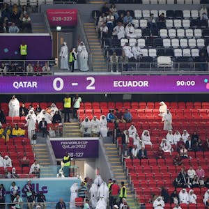 Die Sitze des Al-Bayt-Stadions, dem Austragungsort des Eröffnungsspiels, sind verwaist.