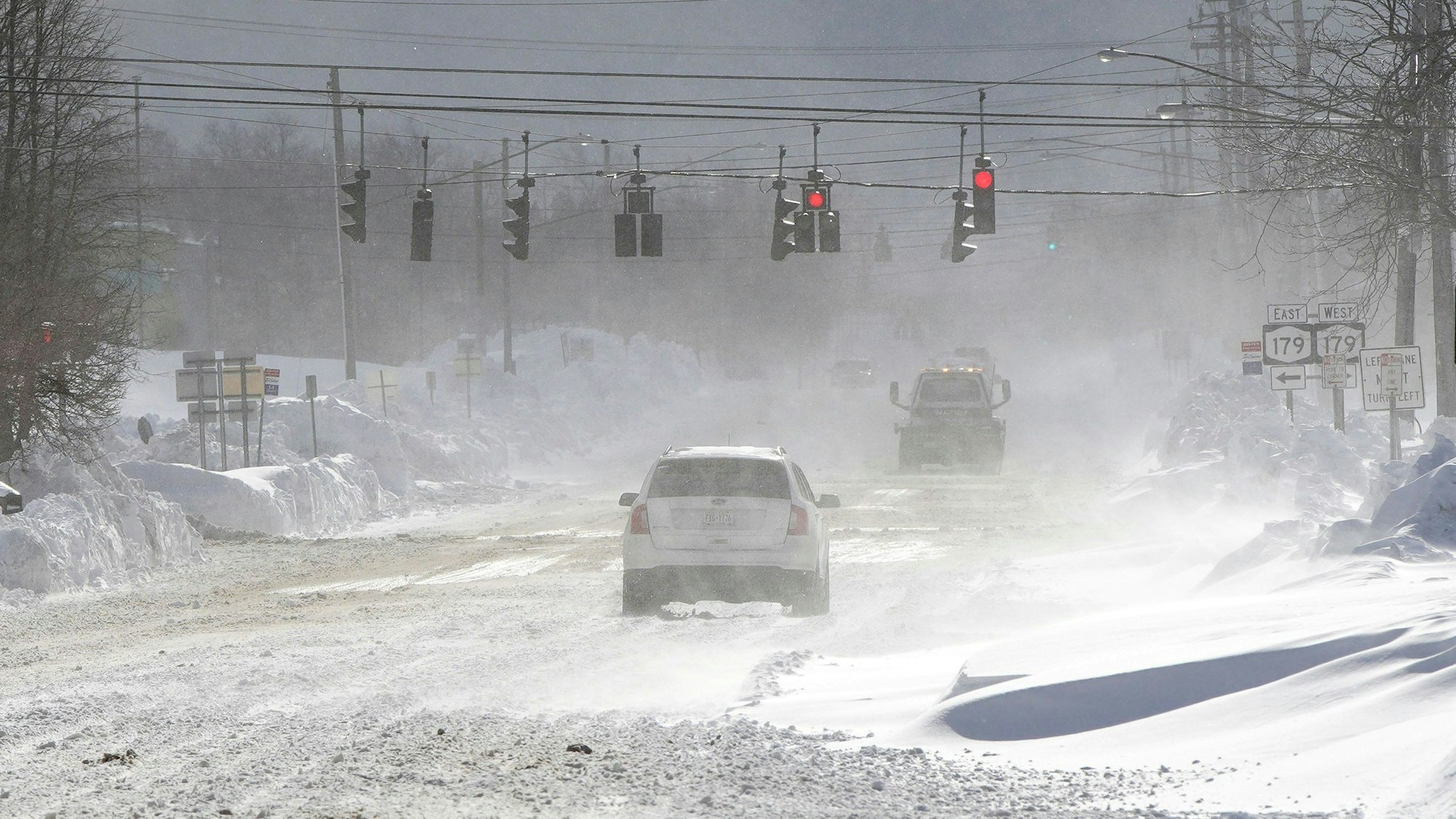 Autos fahren durch den blasenden und treibenden Schnee auf dem McKinley Parkway in Hamburg in Erie County, New York.