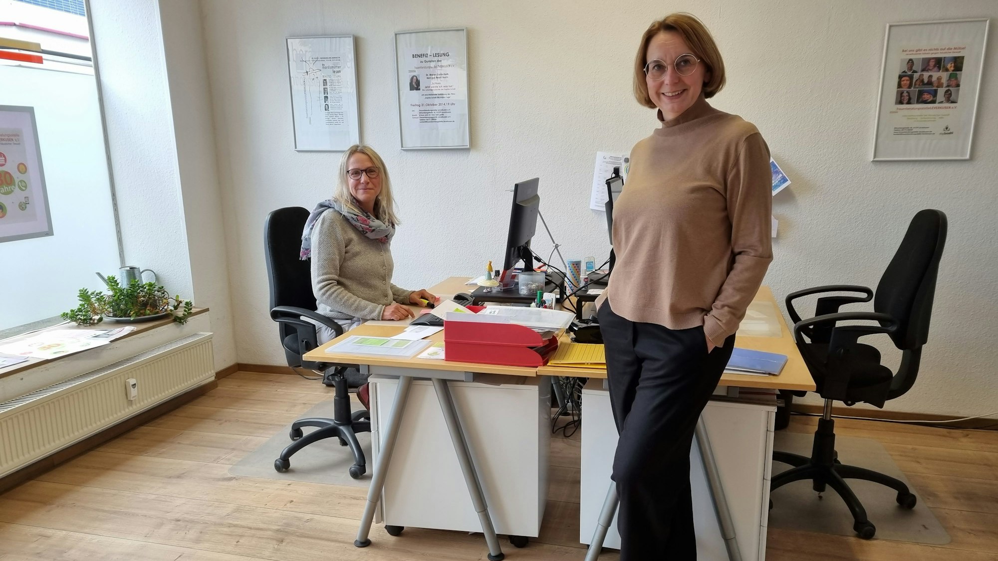 Judith Stohr (links) und Alexandra Engel von der Frauenberatungstelle in Leverkusen-Opladen in ihren Räumlichkeiten in der Birkenbergstraße.