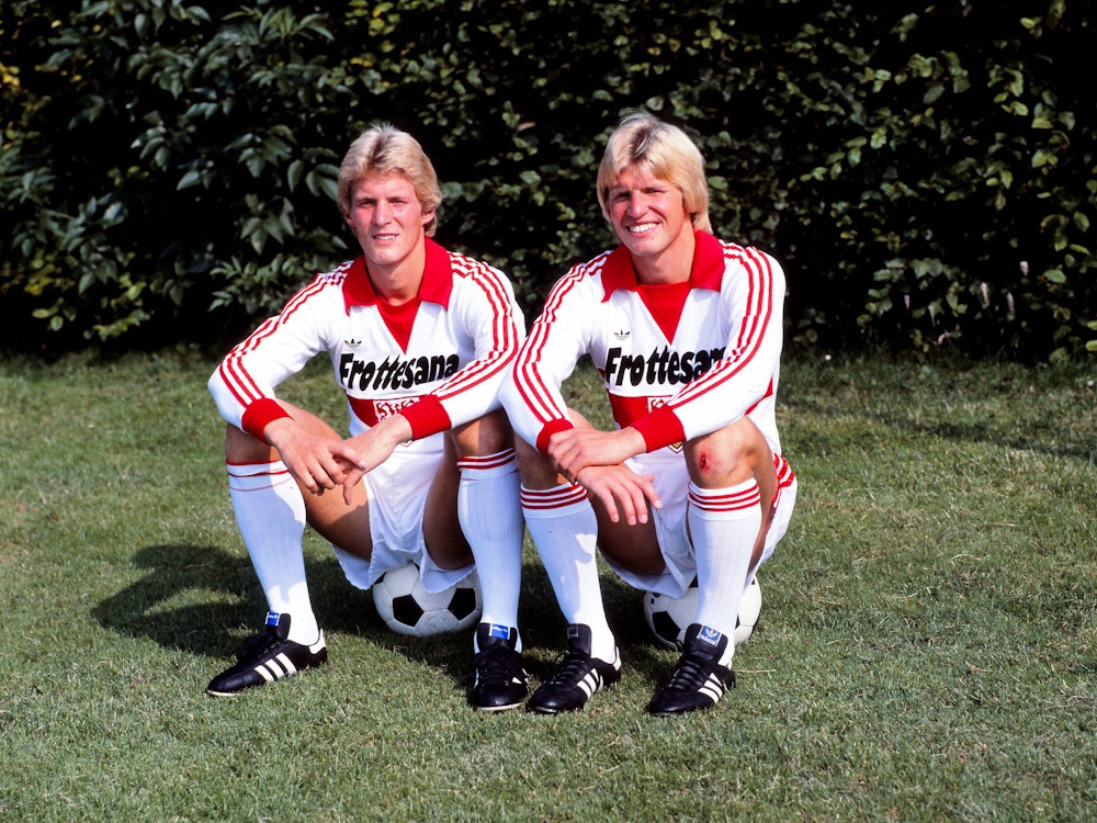 Karlheinz und Bernd Förster sitzen auf Bällen.