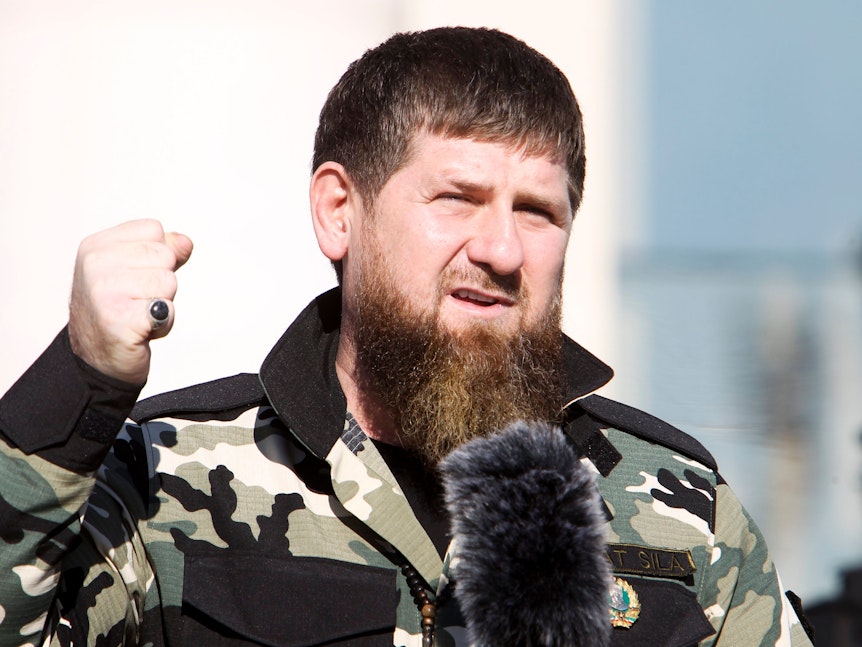 Ramsan Kadyrow, Machthaber der russischen Provinz Tschetschenien, spricht im März vor etwa 10.000 Soldaten in der tschetschenischen Regionalhauptstadt.