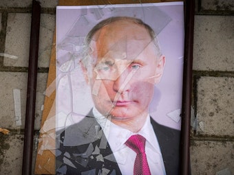 Der Haftbefehl gegen Putin ist ein wichtiges Signal. Das Foto zeigt ein Poträt von Putin nahe einem Gefängnis in Cherson.