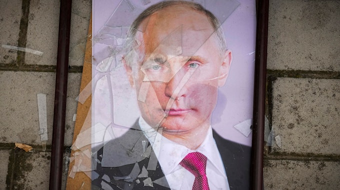 Der Haftbefehl gegen Putin ist ein wichtiges Signal. Das Foto zeigt ein Poträt von Putin nahe einem Gefängnis in Cherson.