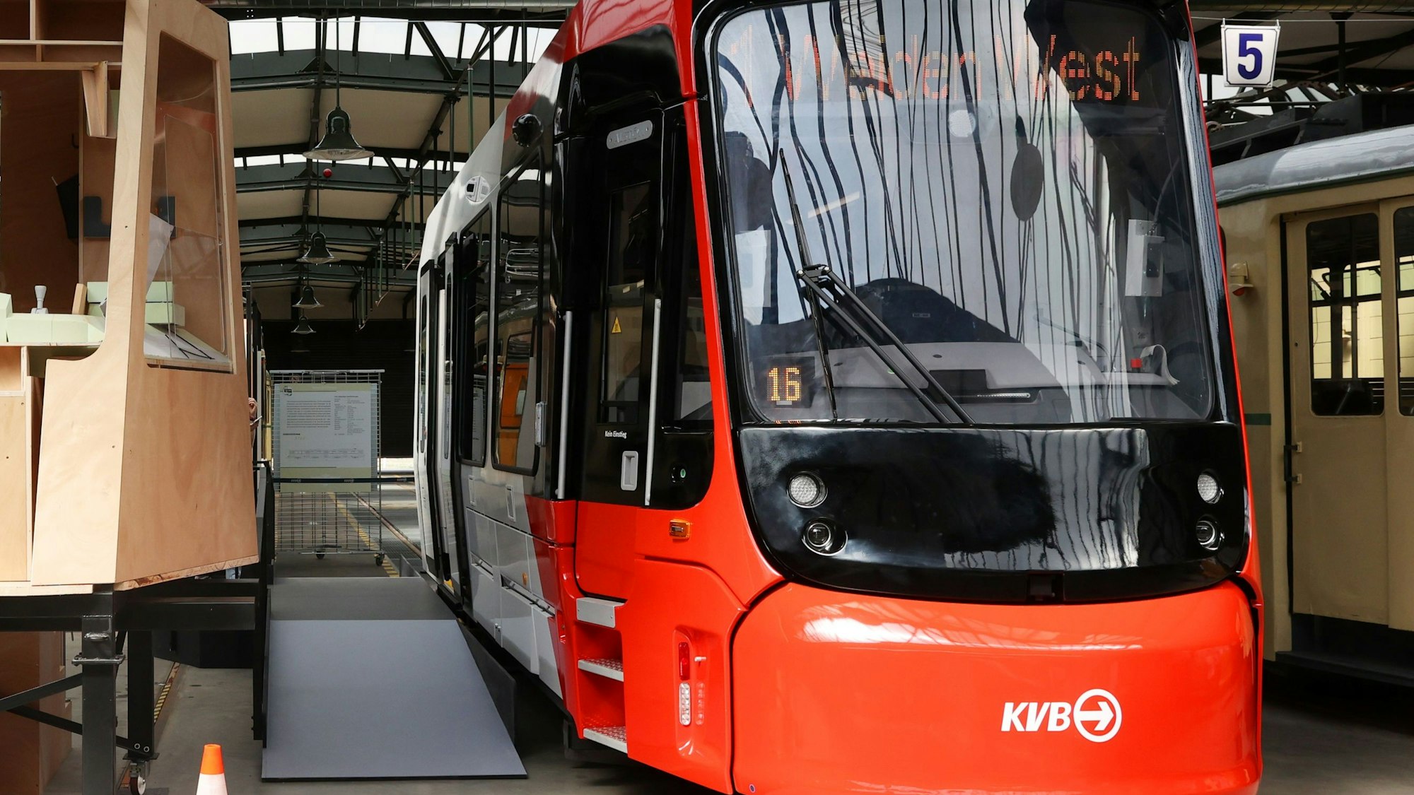 Das Eins-zu-Eins-Modell der neuen Niederflur-Stadtbahnen der KVB im Straßenbahn-Museum Thielenbruch