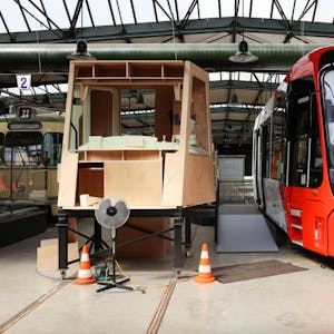 Das Eins-zu-Eins-Modell der neuen Niederflur-Stadtbahnen der KVB im Straßenbahn-Museum Thielenbruch