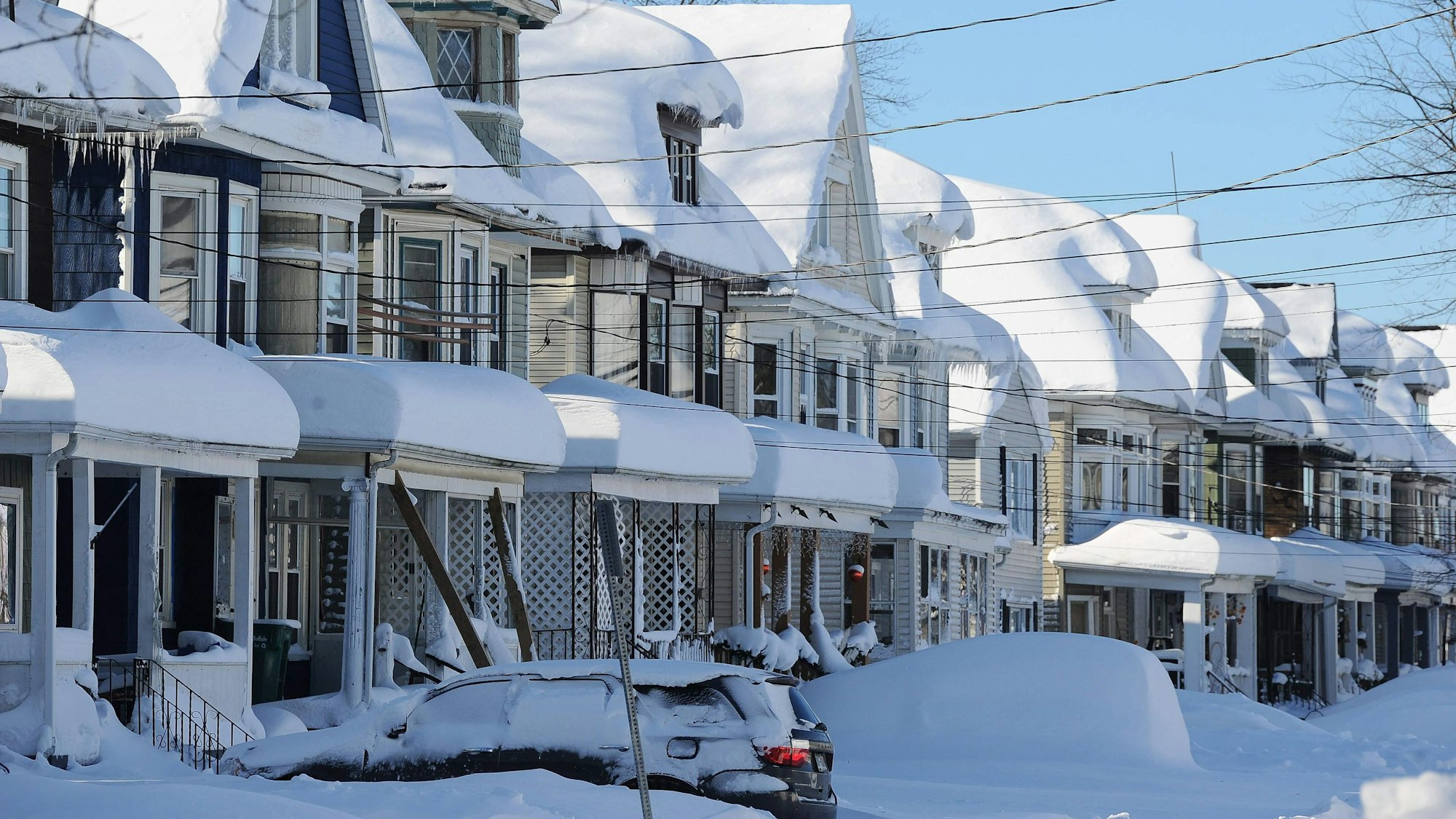 Schneebedeckte Häuser nach dem heftigen Schneesturm in Buffalo, New York.