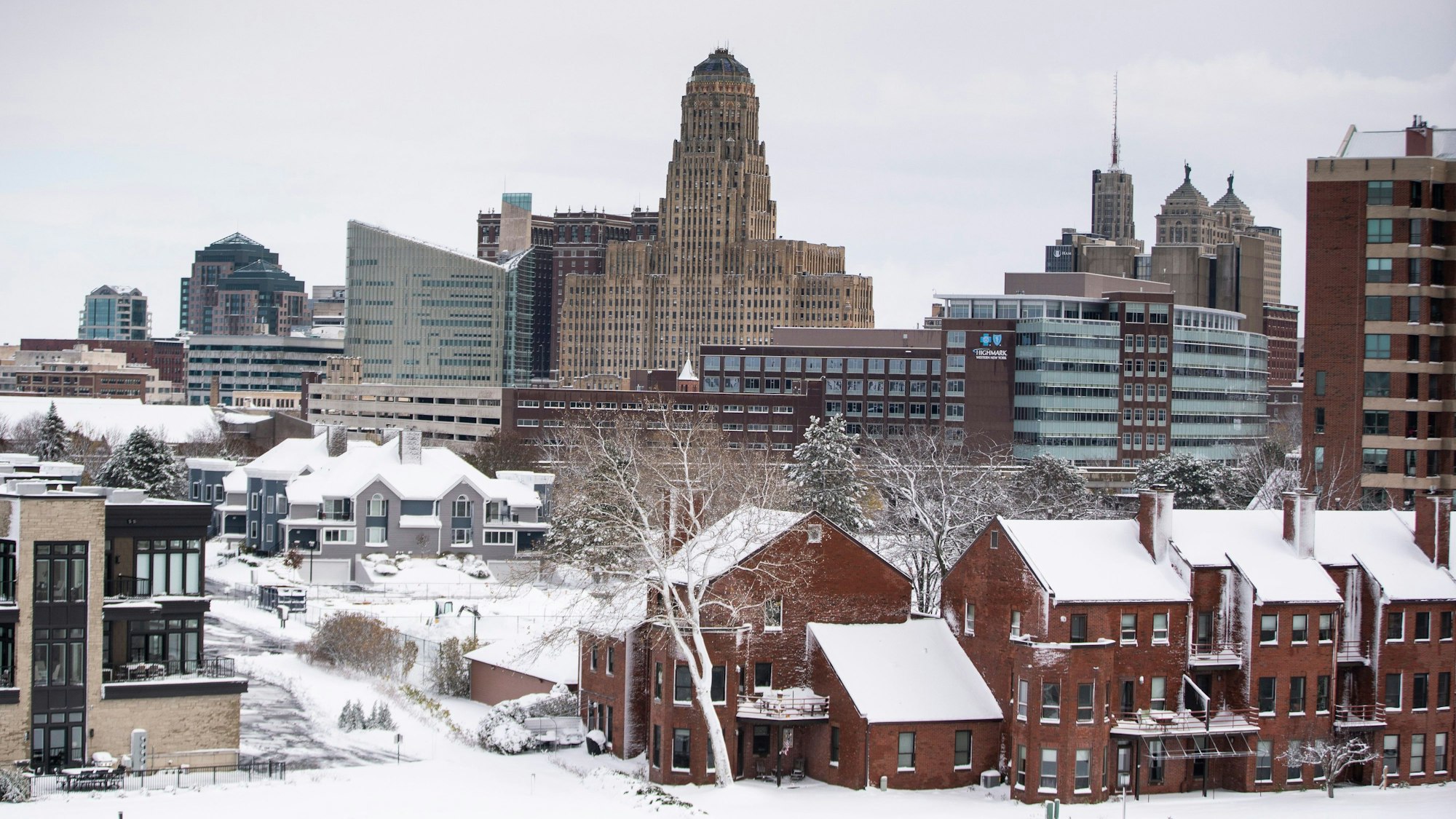 Blick auf die Stadt Buffalo, New York, nach den heftigen Schneefällen. Die Straßen und Dächer sind mit Schnee bedeckt.