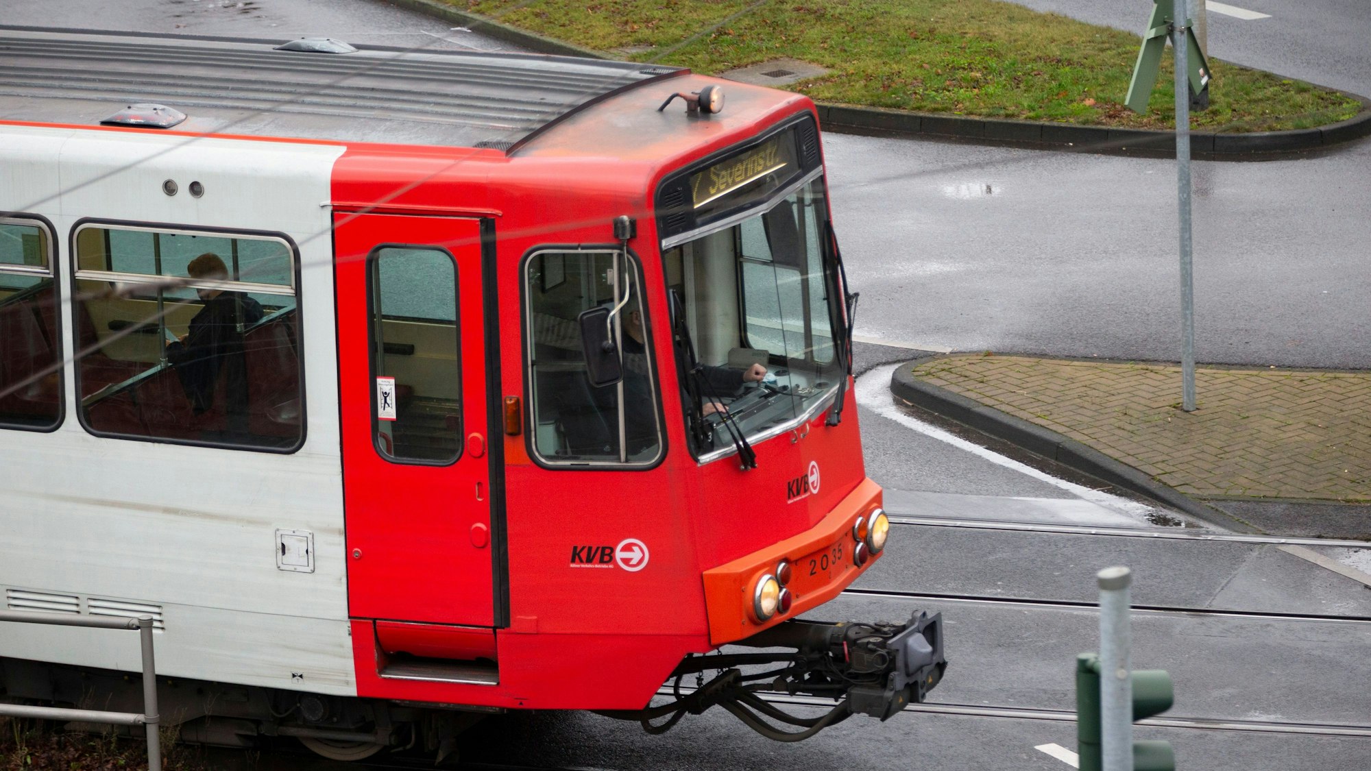 Eine Straßenbahn der Kölner Verkehrs-Betriebe fährt von links nach rechts durchs Bild.