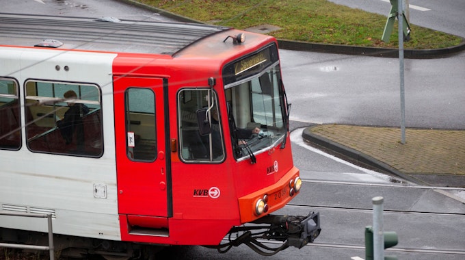 Eine Straßenbahn der Kölner Verkehrs-Betriebe fährt von links nach rechts durchs Bild.