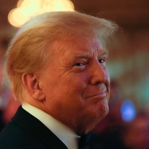 Donald Trump lächelt bei einem Event in Mar-a-Lago.