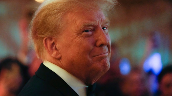 Donald Trump lächelt bei einem Event in Mar-a-Lago.