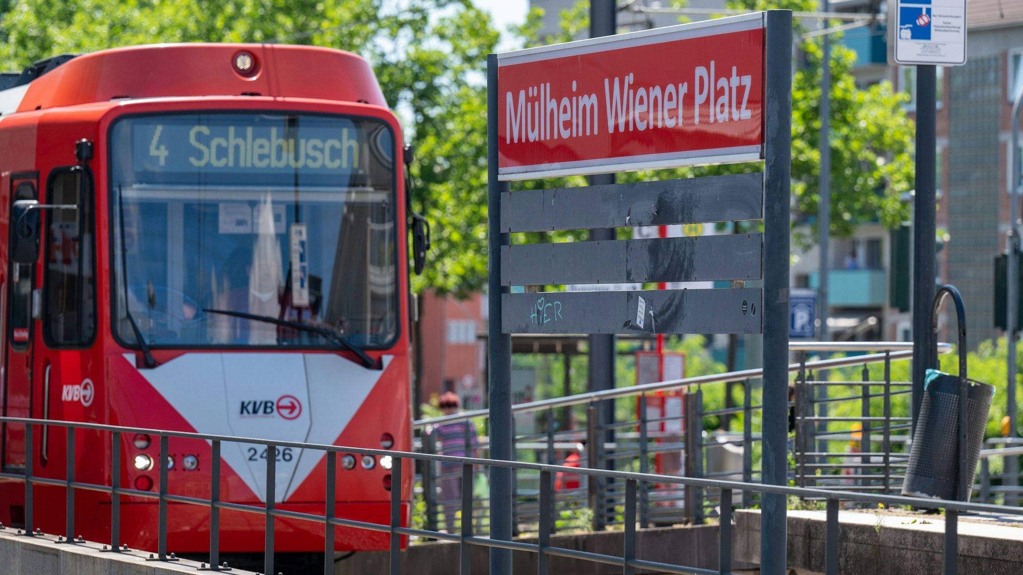 Die Stadtbahnlinie 4 in Fahrtrichtung Schlebusch an der Haltestelle Mülheim Wiener Platz.