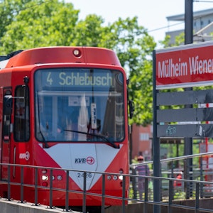 Die Stadtbahnlinie 4 in Fahrtrichtung Schlebusch an der Haltestelle Mülheim Wiener Platz.