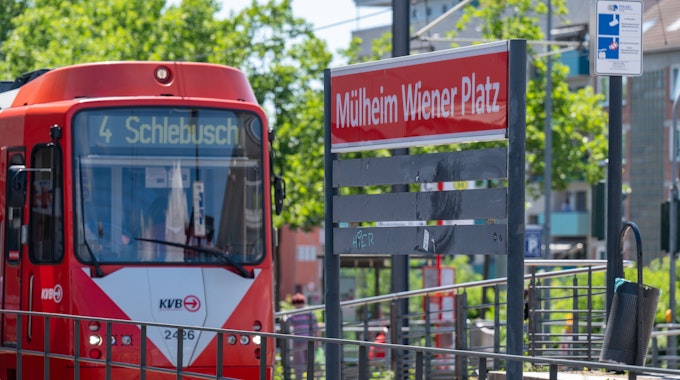 Eine KVB-Bahn der Linie 4 hält am Wiener Platz