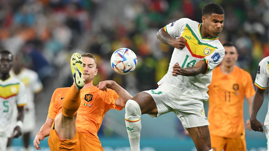 Matthijs de Ligt kämpft mit Senegals Ismail Jakobs um den Ball.
