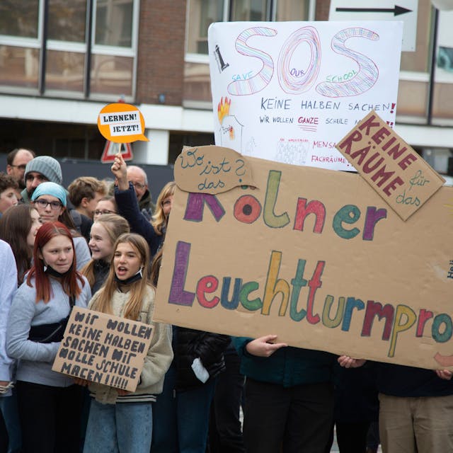 21.11.2022
Schüler und Eltern der Heliosschule protestieren vor dem Rathaus.