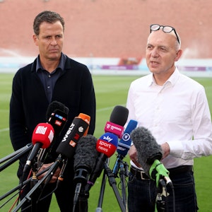 Oliver Bierhoff und Bernd Neuendorf geben eine Pressekonferenz.