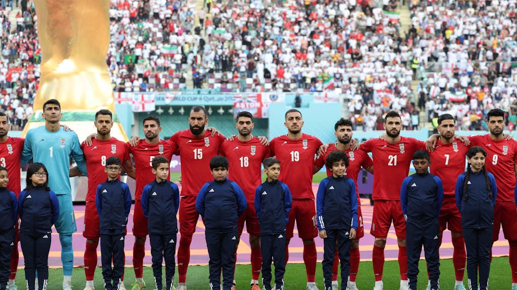Irans Spieler während der Hymne im Spiel gegen den Iran am Montag, 21. November 2022.