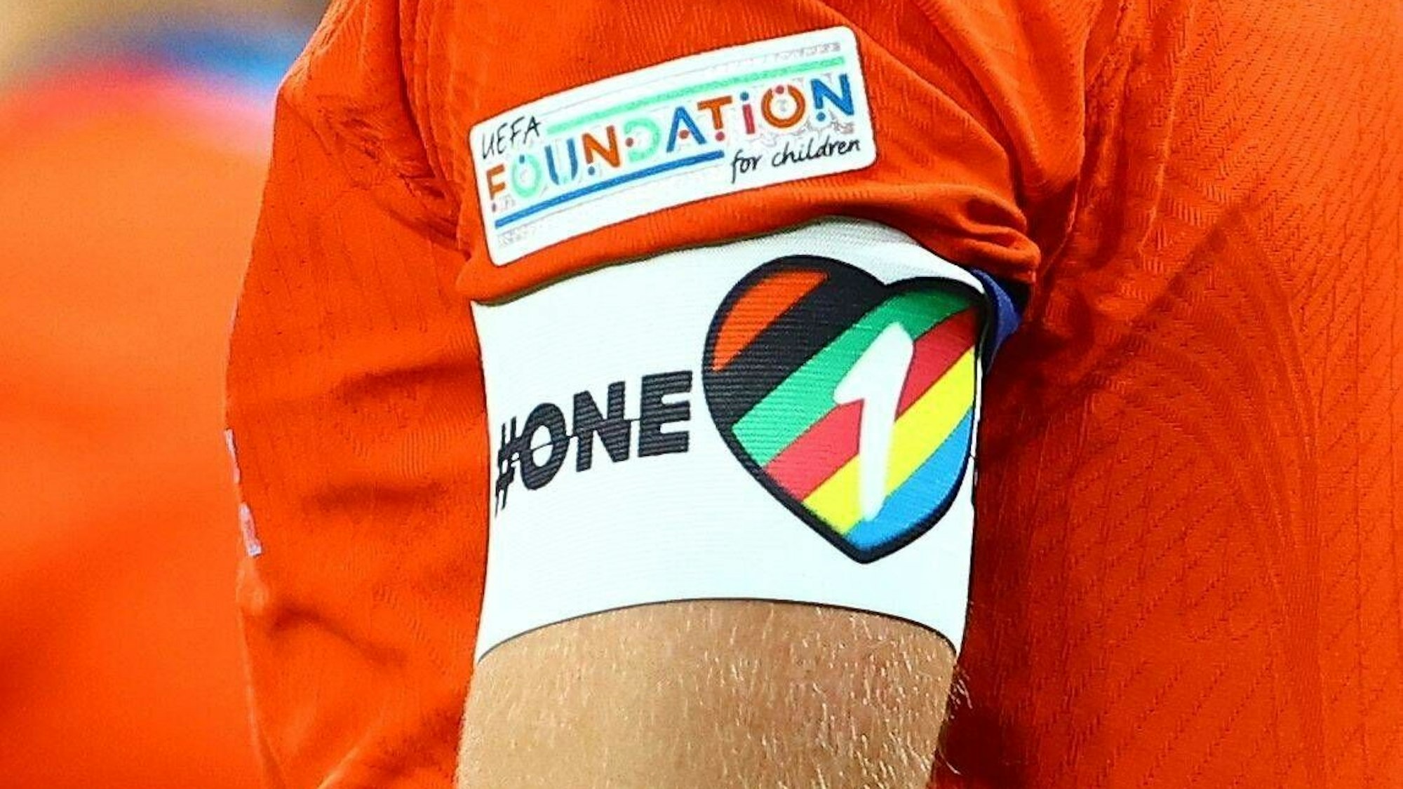 Die regenbogenfarbene One-Love-Binde am Arm von Englands Kapitän Harry Kane. Diese wird er bei Englands Auftaktspiel bei der WM in Katar nicht tragen.