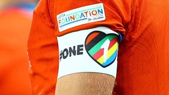Die regenbogenfarbene One-Love-Binde am Arm von Englands Kapitän Harry Kane. Diese wird er bei Englands Auftaktspiel bei der WM in Katar nicht tragen.