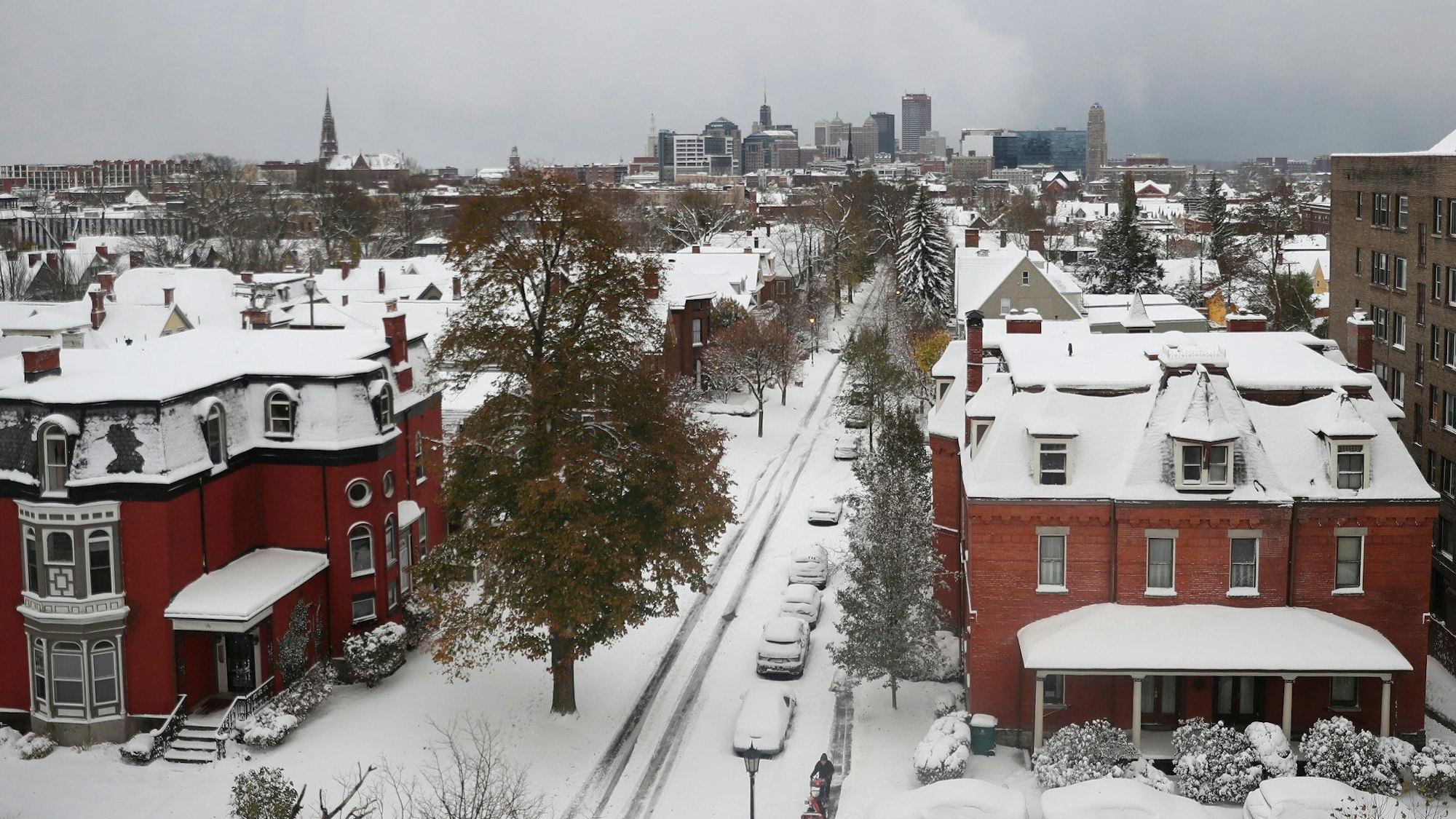 Häuser und geparkte Autos stehen unter einer Schneedecke in Buffalo, New York.