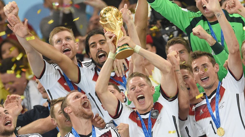 Bastian Schweinsteiger jubelt mit dem WM-Pokal.