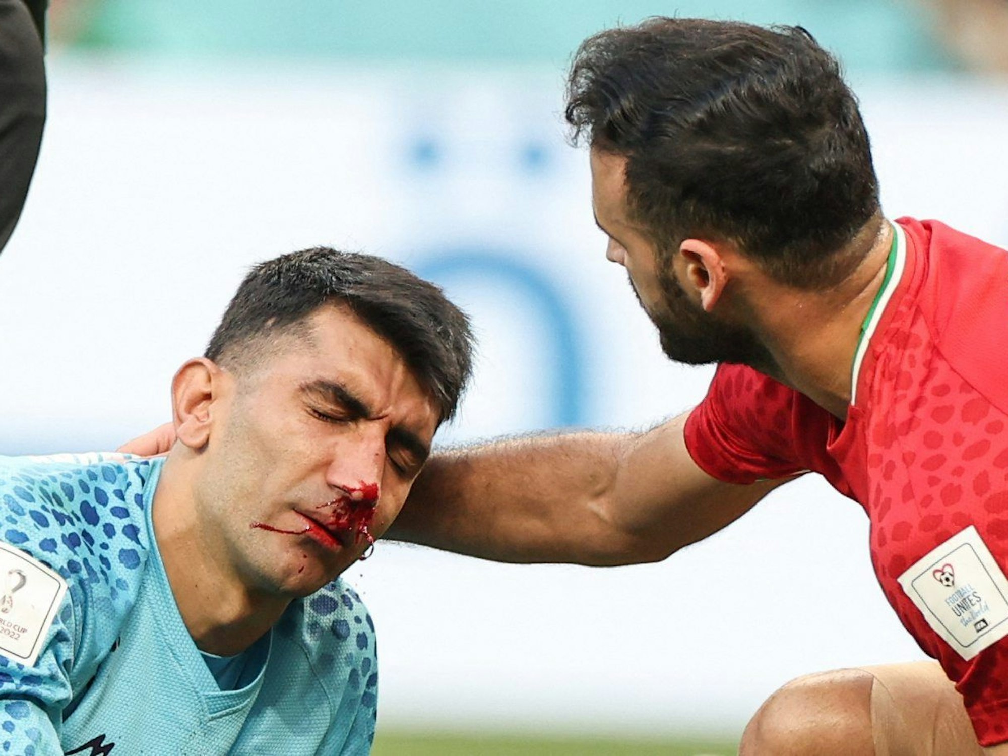Irans Towrhüter Alireza Beiranvand nach dem Zusammenprall mit seinem Mitspieler Majid Hosseini im Spiel gegen England.