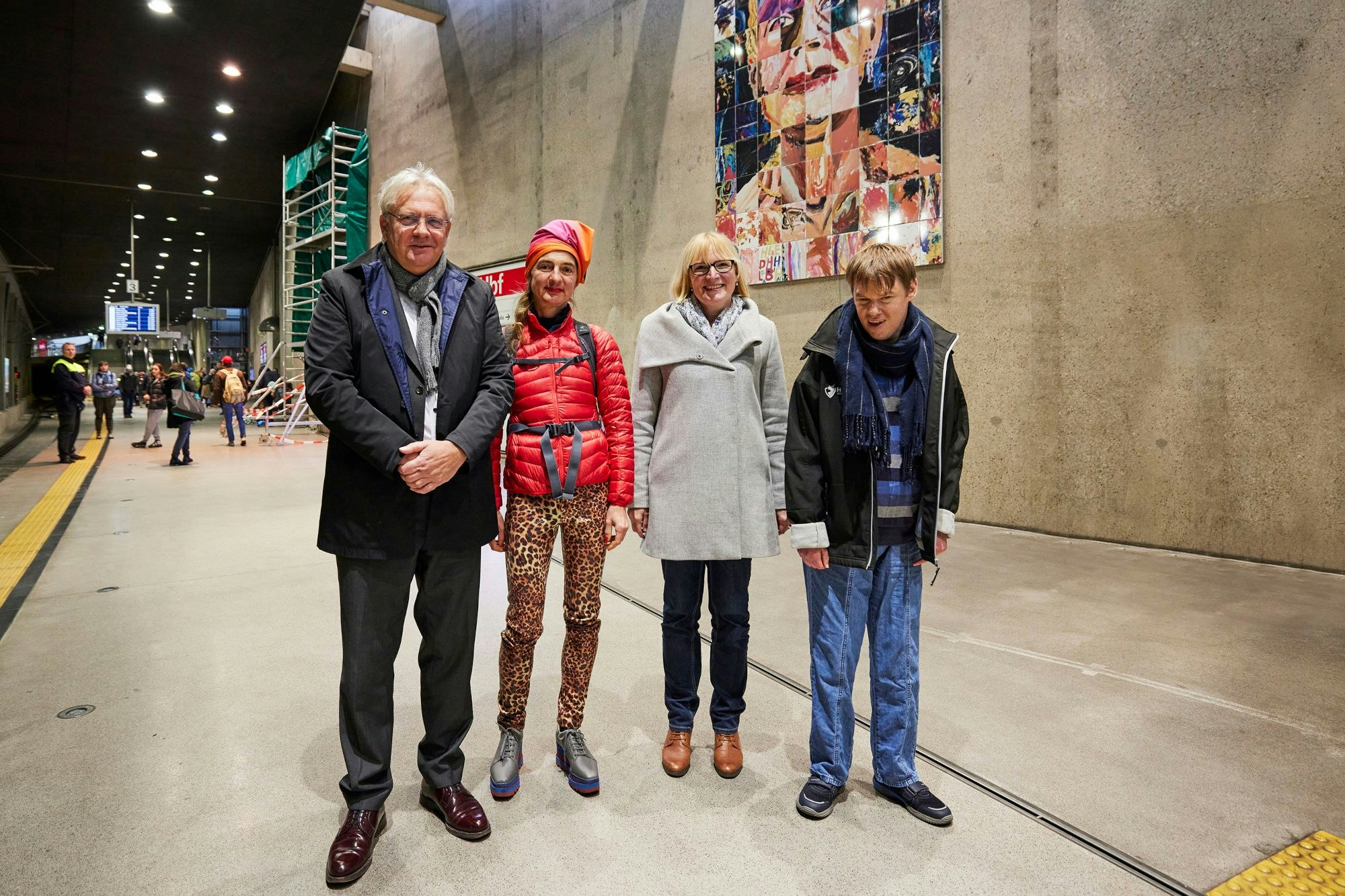 Feierliche Einweihung in der U-Bahn-Station Breslauer Platz (v.l.): Dr Ralph Elster, Künstlerin Marion Anna Simon, Stefanie Haaks und Dawid Fenske.