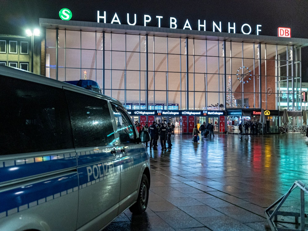 Ein Polizeiwagen steht vor dem Kölner Hauptbahnhof.