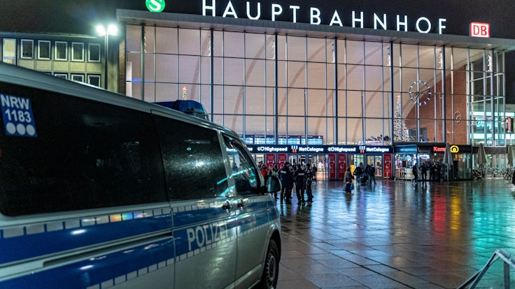 Ein Polizeiwagen steht vor dem Kölner Hauptbahnhof.