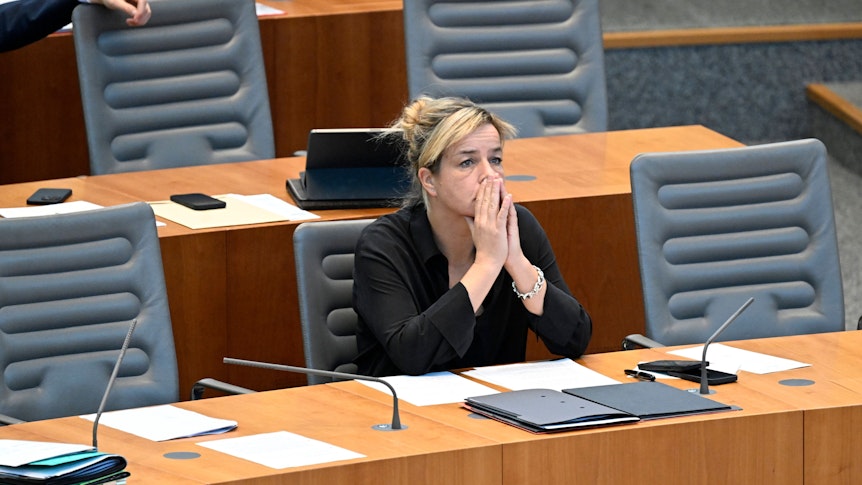 Mona Neubaur (Grüne), Wirtschaftsministerin von Nordrhein-Westfalen, sitzt im Plenum des Landtags