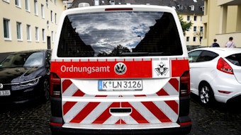 Ein Einsatzwagen des Kölner Ordnungsamts ist von hinten zu sehen.