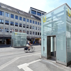 Eine Aufzuganlage der Karlsruher U-Bahn, aufgenommen beim Marktplatz.