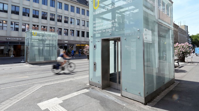 Eine Aufzuganlage der Karlsruher U-Bahn, aufgenommen beim Marktplatz.