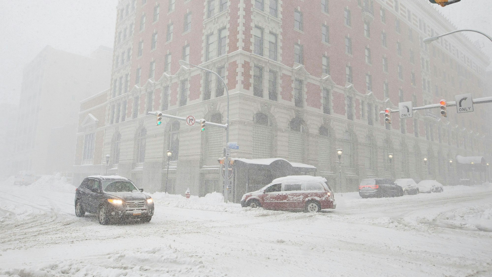 Autos fahren auf der Ellicott Street, während es schneit.