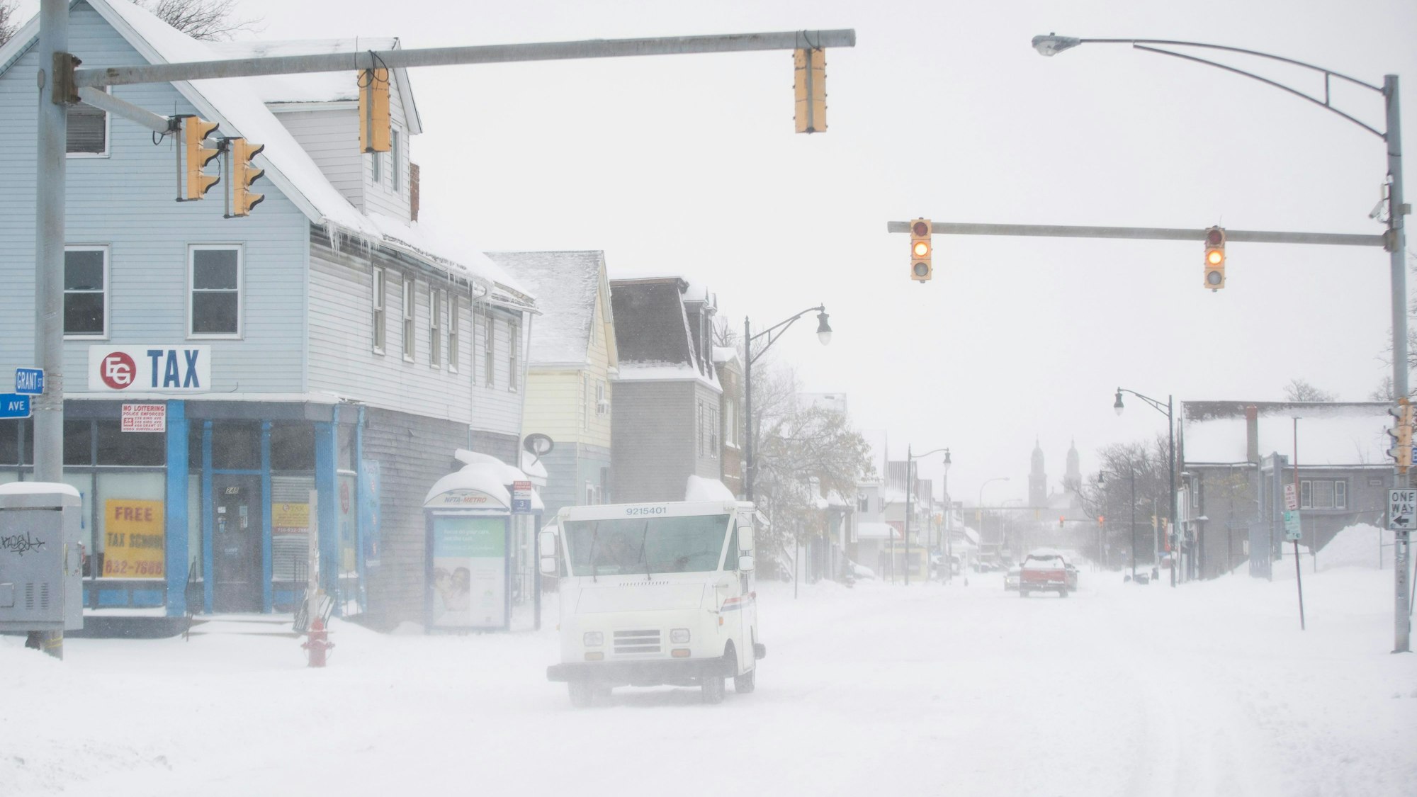 Ein Postfahrzeug fährt während des Schneesturms die Grant Street in Buffalo, New York, hinunter.