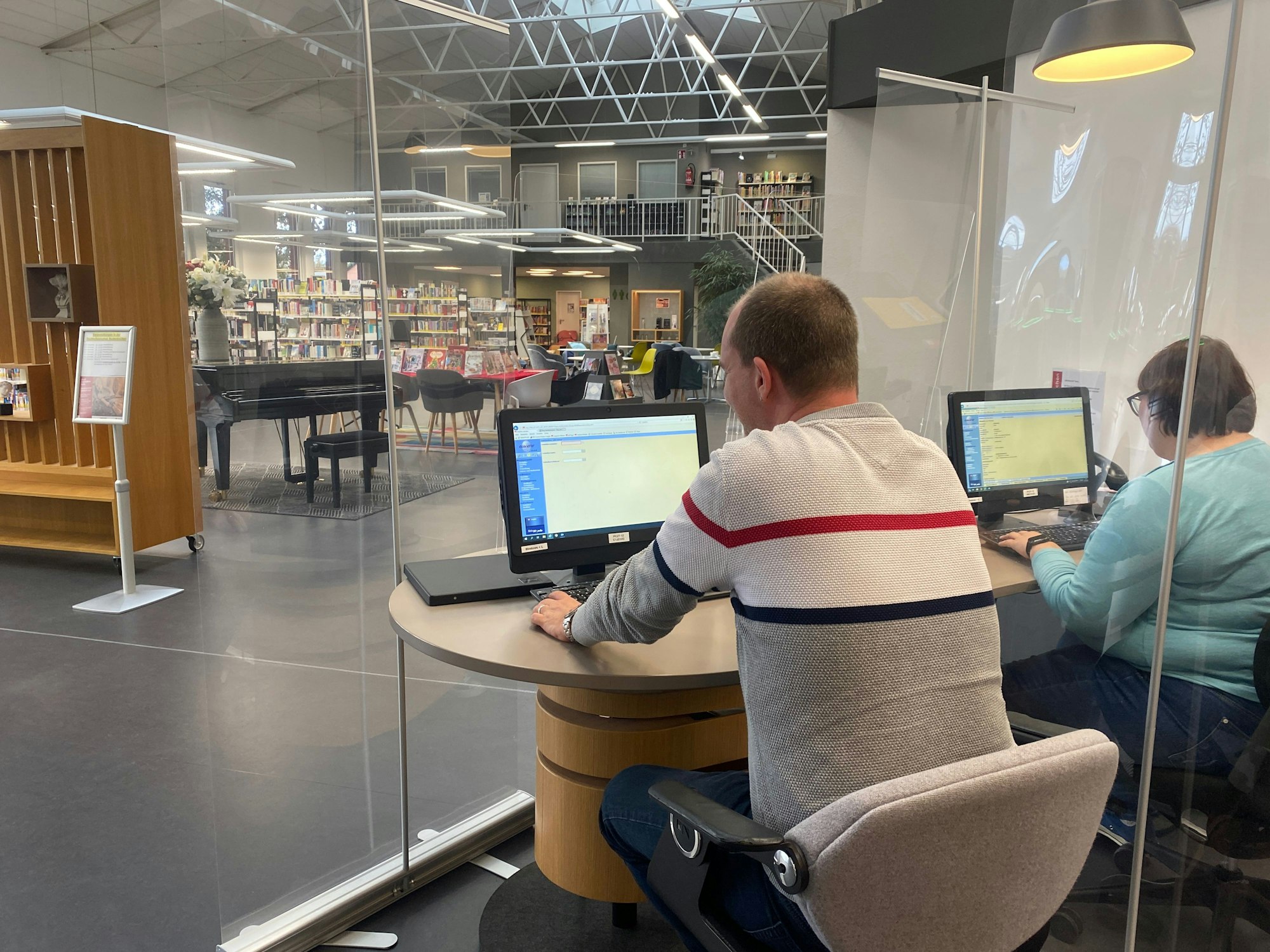 Ein Mann und eine Frau arbeiten in der Rodenkirchener Stadtteilbibliothek.