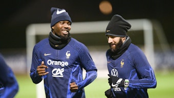 Marcus Thuram (l.) und Karim Benzema (r.) im Lauftraining der französischen Nationalmannschaft am 14. November 2022.