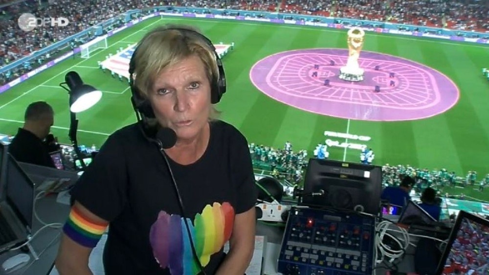 ZDF-Kommentatorin Claudia Neumann beim WM-Spiel der USA gegen Wales am Montagabend (21. November 2022) mit Regenbogen-Binde und Regenbogen-Shirt.