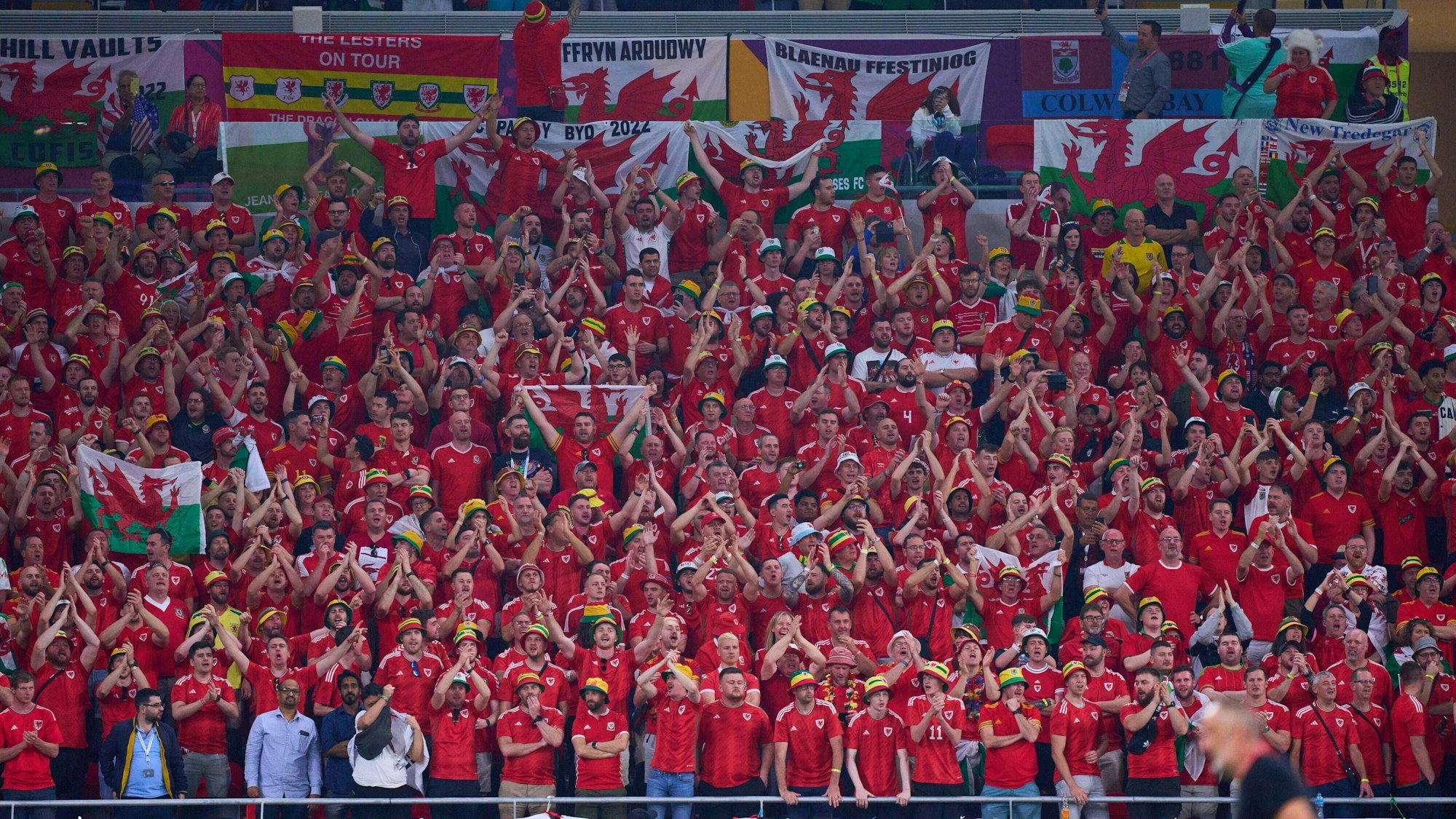 Fans der walisischen Nationalmannschaft auf der Tribüne beim WM-Spiel in Katar gegen die USA.