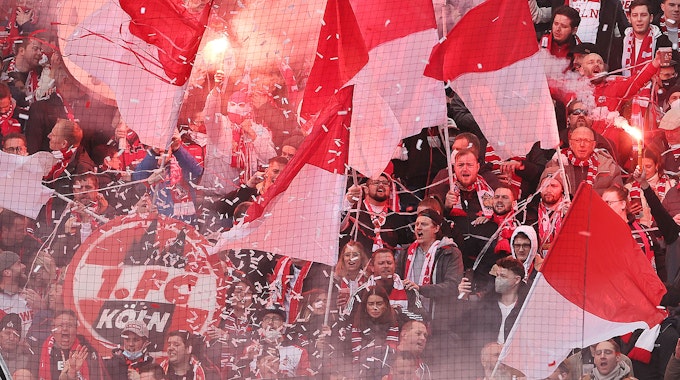 Beim Bundesliga-Heimspiel des 1. FC Köln gegen den FSV Mainz 05 am 9. April 2022 wurden Pyros gezündet.
