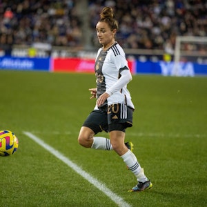 Lina Magull am Ball für die deutsche Nationalmannschaft im Spiel gegen die USA am 13. November 2022.