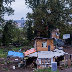 Holzhäuser stehen im Protestcamp von Umweltaktivisten in Lützerath.