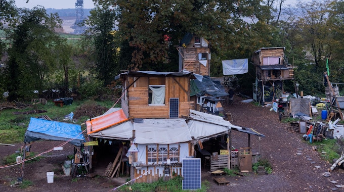 Holzhäuser stehen im Protestcamp von Umweltaktivisten in Lützerath.