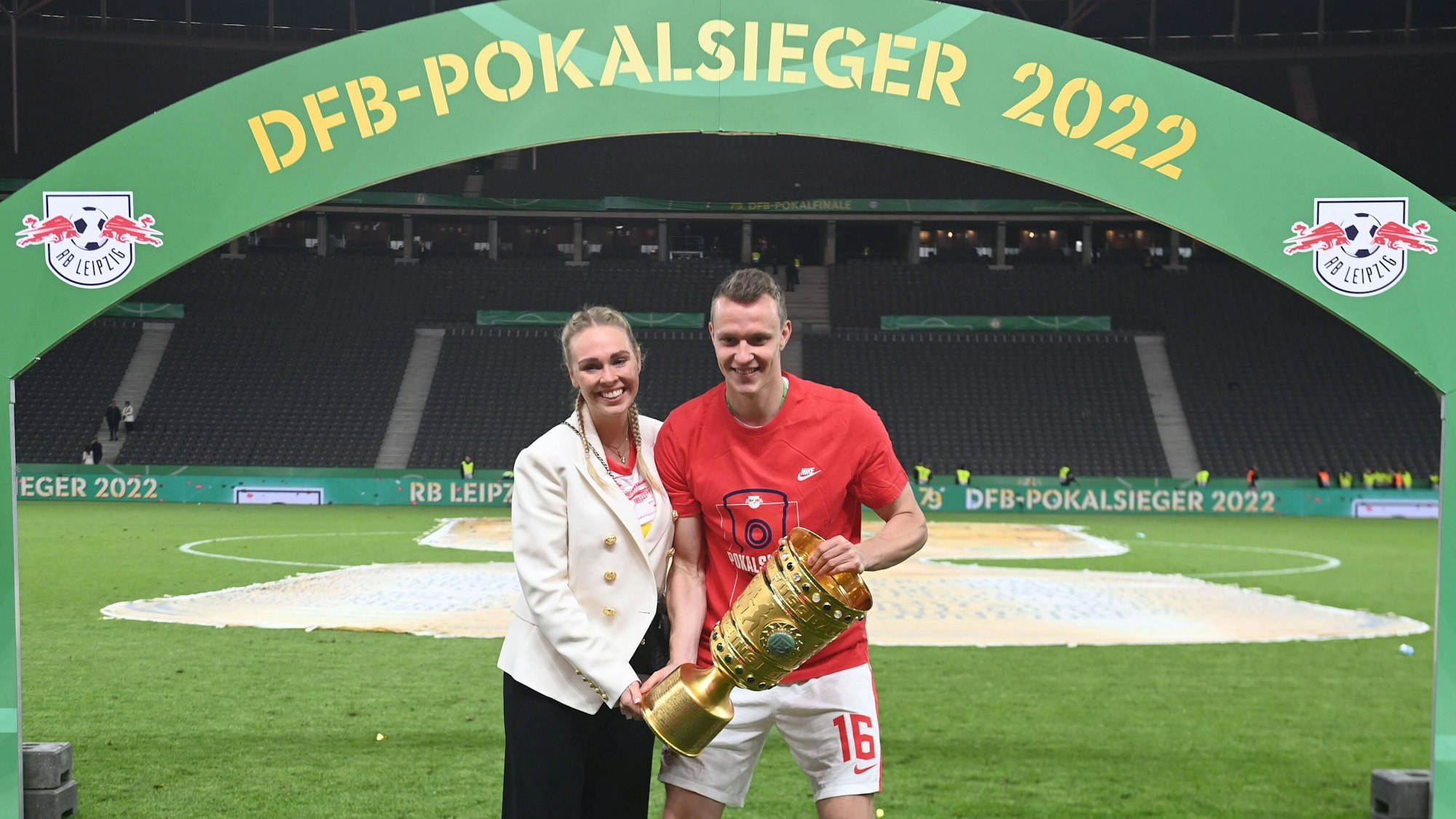 Lukas Klostermann und seine Freundin Laura alten den DFB-Pokal fest.